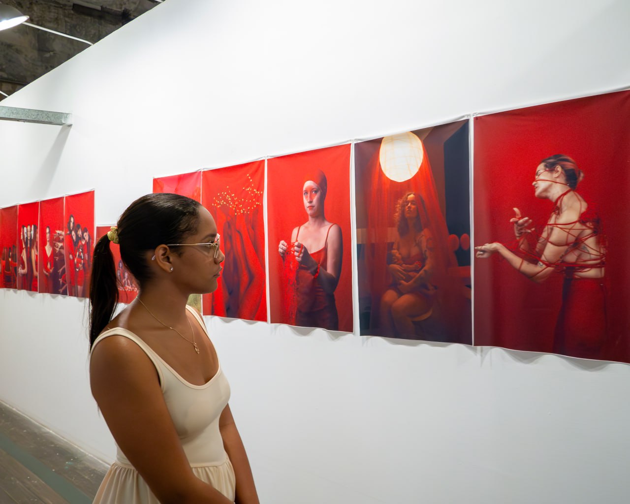 La serie “Rojo”, de May Reguera. Expo Puertas al ingenio