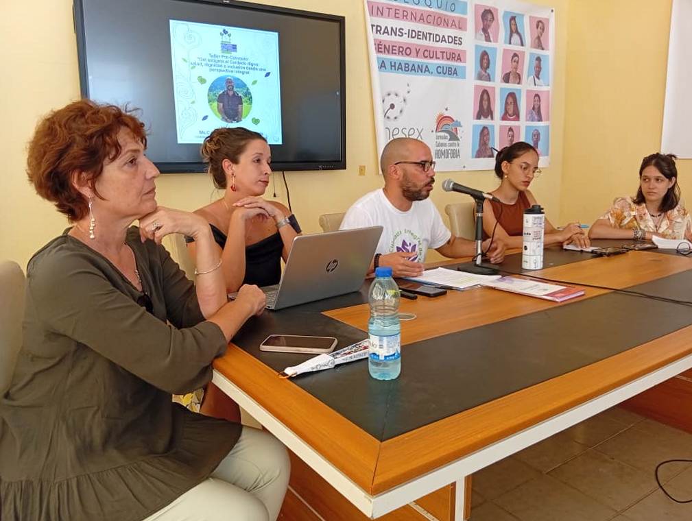 Panel sobre cuidados a personas LGBTIQ+