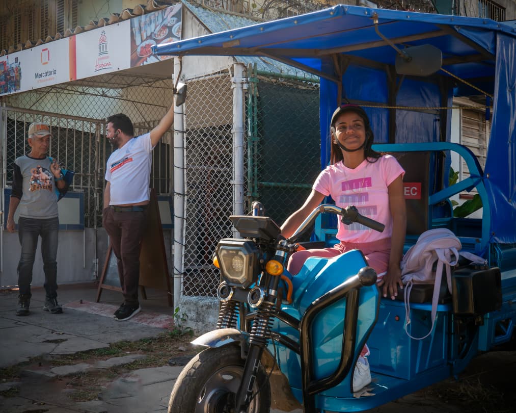 Motos y triciclos eléctricos han pasado a ser parte del paisaje cotidiano, a falta de gasolina y petróleo.
