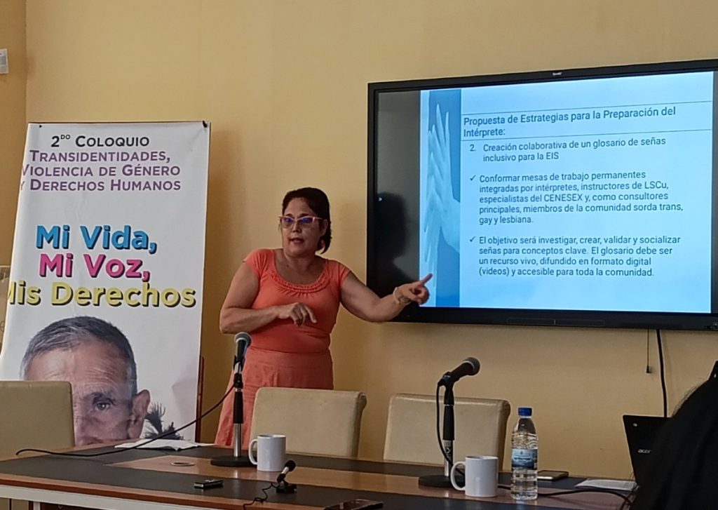 Eylin Coto Cartaya, intérpetre de Lengoa de Señas. Coloquio Internacional Trans-Identidades