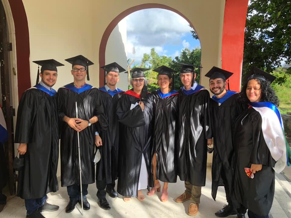 La pastora Dora Arce con sus estudiantes del Seminario Evangélico de Matanzas