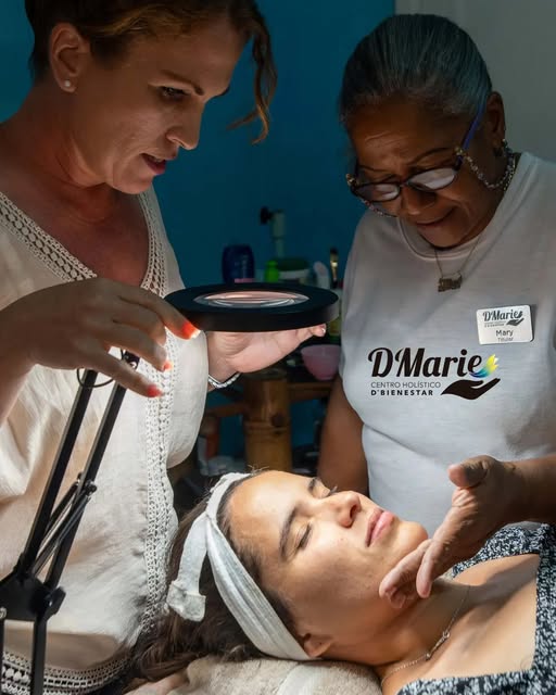 Emprendedoras cubanas: Maricel Ponvert (derecha), fundadora del Centro Holístico D'Marie en La Habana