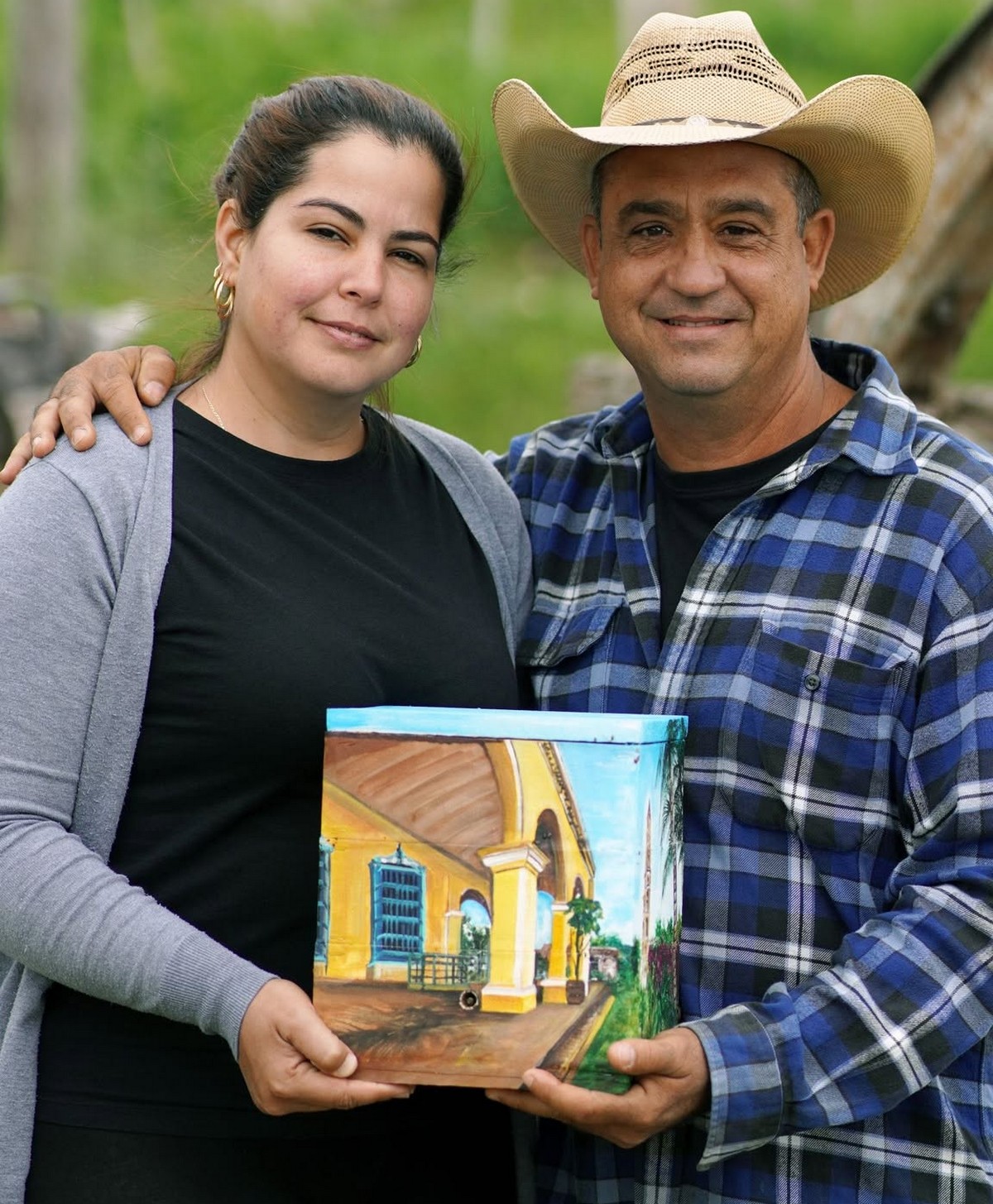 Aylín Esperón y su esposo Alexander, impulsores de la Finca La Burgambilia, en Aguacate, Caimito, sede de los talleres de Agrofem y referente del agroturismo en Artemisa.