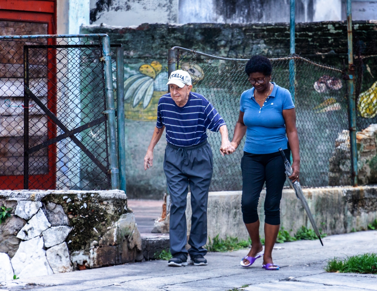 Mujeres cuidadoras y crisis económica en Cuba