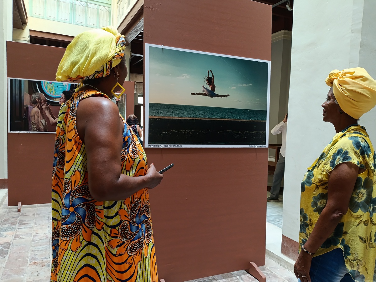 El agua es parte del espacio que habitamos, reconoce el fotorreportero Maykel Espinosa Rodríguez, quien participa en la muestra con una fotografía de ballet en espacios urbanos. 