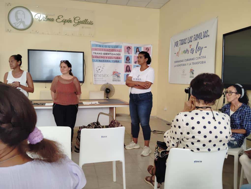 La jornada dejó preguntas abiertas: ¿cómo garantizar la intimidad de quien necesita cuidados?, ¿quién decide sobre su cuerpo?, ¿qué lugar ocupan el deseo, la afectividad y el placer?