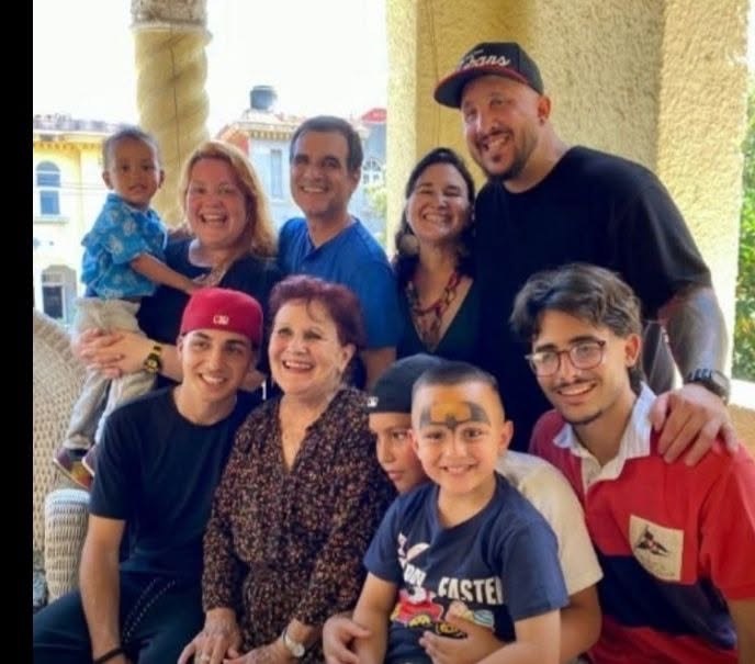 La familia ocupó un lugar esencial en la vida de Carolina Luz de la Torre Molina. Madre y abuela, encontró en sus hijos y nietos una fuente de amor y sentido, una dimensión entrañable de su vida que acompañó su trayectoria como profesora, psicóloga e intelectual. 