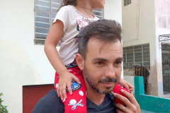 Tay Ruiz es un joven padre que disfrutó el desfile junto a su pequeña. Foto: SEMlac Cuba