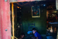 “Donde habita la quimera (III)” muestra, mediante 27 instantáneas, la dinámica de vida de dos niños de 10 y 12 años junto a su familia. Foto: Cortesía de la entrevistada
