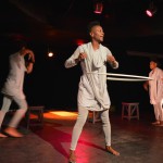 Las actrices muestran dinamismo sobre la escena.