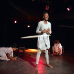 La pieza incluye varios pasajes humorísticos