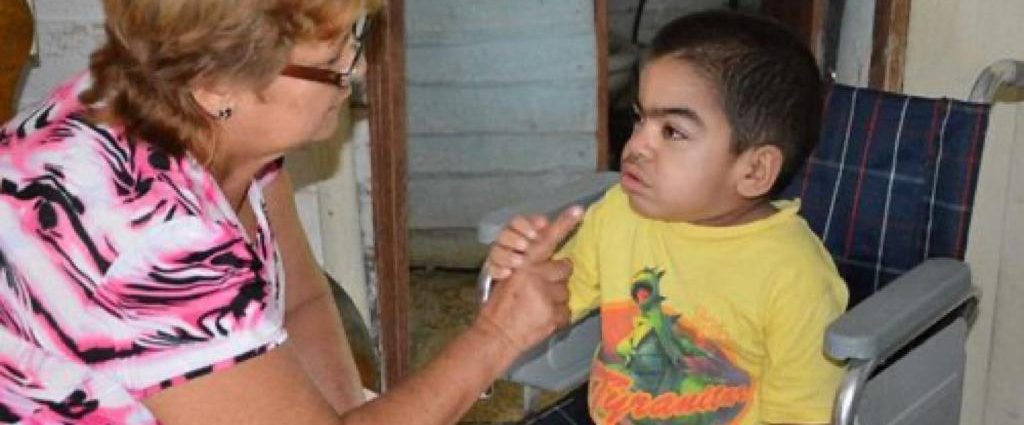 Niño con discapacidad junto a su mamá