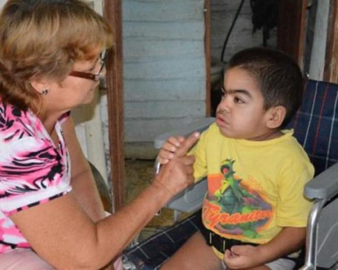 Niño con discapacidad junto a su mamá