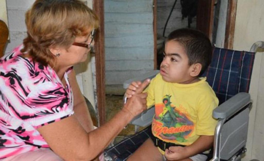 Niño con discapacidad junto a su mamá