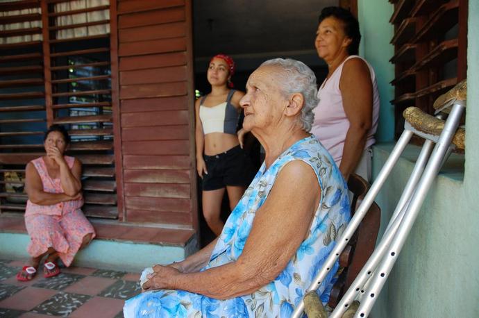 Mujeres cubanas de diversas generaciones