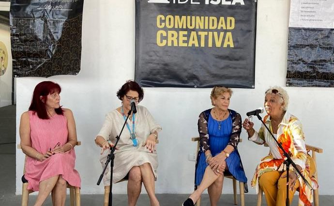 Espacio letras junto al mar