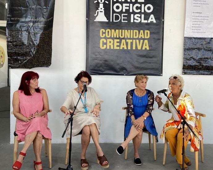 Espacio letras junto al mar