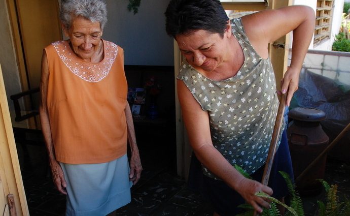 Mujeres cuidadoras en Cuba