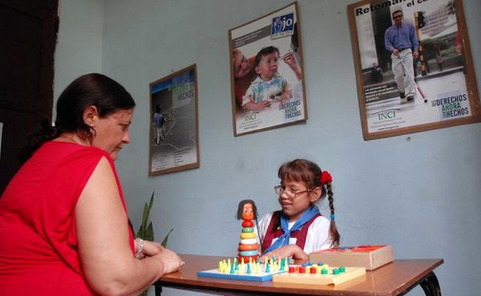 Niños con necesidades auditivas, visuales y de movilidad