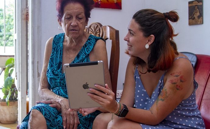 Personas mayores y jóvenes