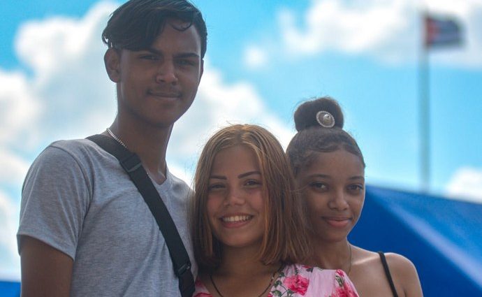 Adolescentes cubanos