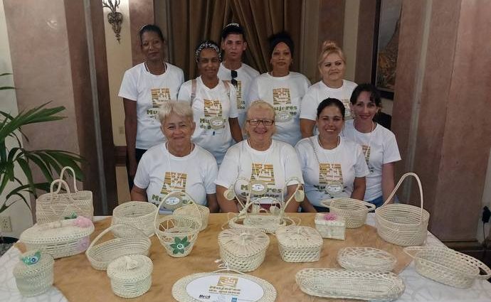 mujeres tejedoras de guano