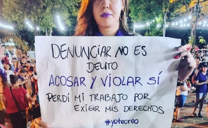 Una mujer en una protesta.