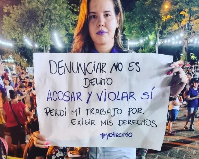 Una mujer en una protesta.