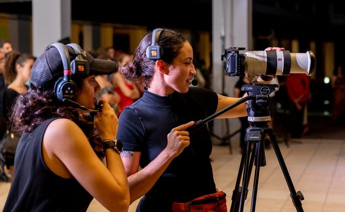 Mujeres y Fondo de Arte Joven