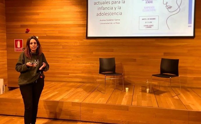 La profesora Andrea Gutiérrez durante una jornada contra la violencia de género