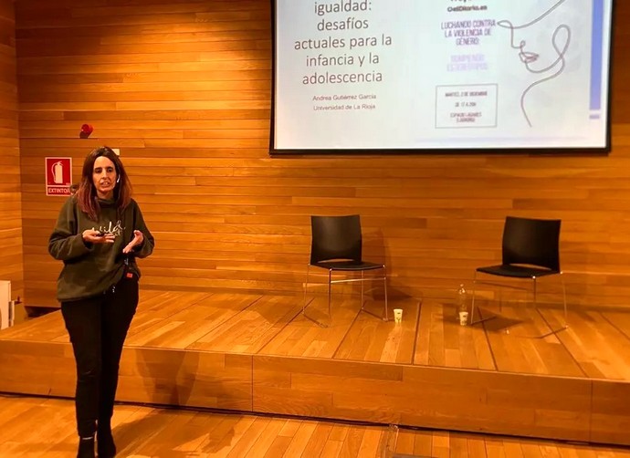 La profesora Andrea Gutiérrez durante una jornada contra la violencia de género