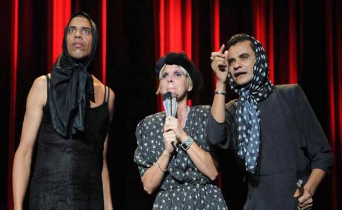 La actriz Yasnai Ricardo y el grupo humorístico Komotú