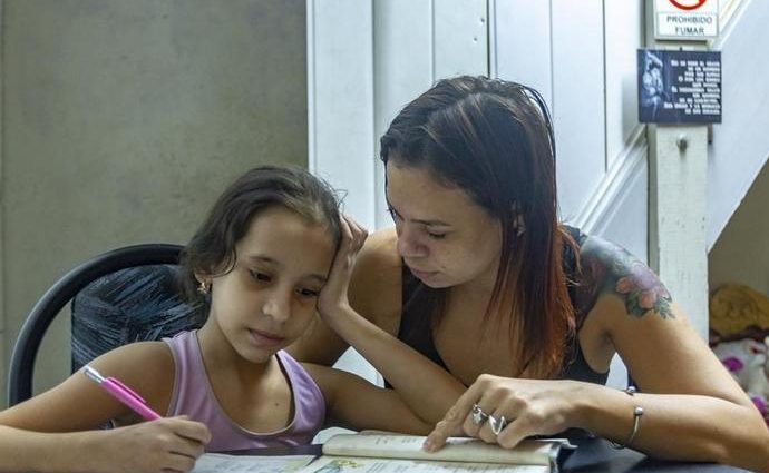 mujeres y tareas del hogar