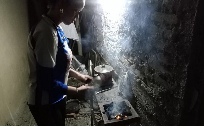Los largos cortes de electricidad han obligado a muchas familias a volver a la leña o el car-bón para cocinar los alimentos.