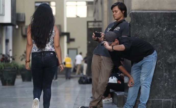El acoso callejero incluye piropos no deseados, miradas intimidantes, invasión del espacio físico, tocamiento y comentarios descalificadores.