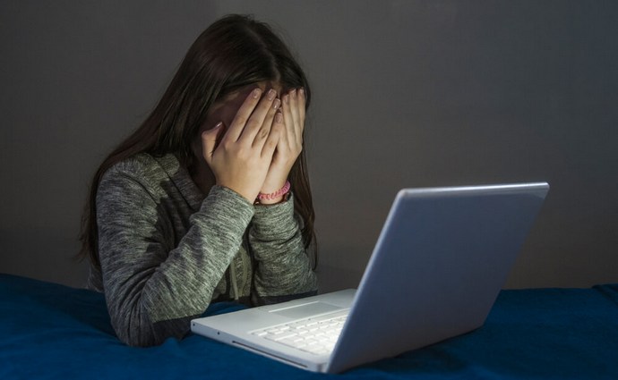 Cada vez es más frecuente que las parejas jóvenes ejerzan control y vigilancia mediante dispositivos móviles y redes sociales.