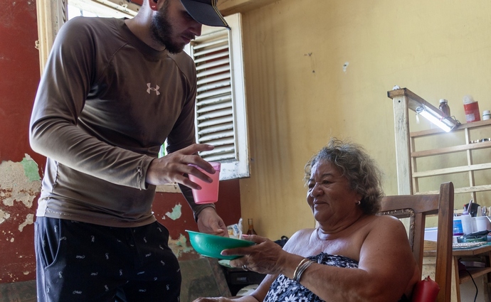 Uno de los mayores retos de esta medida podría ser lograr incentivar que el cuidado se reparta entre los miembros de la familia de manera corresponsable.