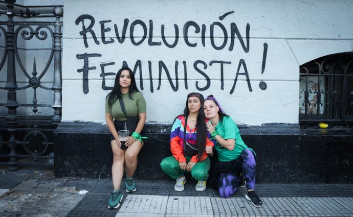 El ensayo de Agustina Frontera se inscribe en una zona incómoda pero necesaria del pensamiento político contemporáneo: la revisión crítica del propio campo feminista en América Latina, particularmente en la Argentina posterior al Ni Una Menos.