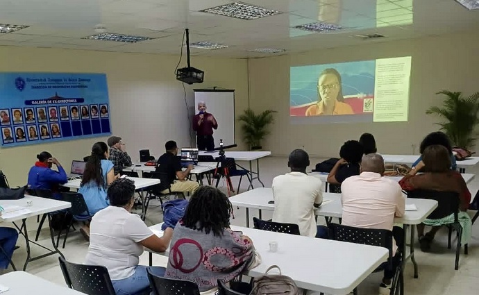 La directora global del GMMP, Sara Macharia, advirtió en un mensaje enviado al Foro que la marginación de las mujeres en las noticias contribuye activamente a la actual crisis de los derechos de las mujeres en el mundo.