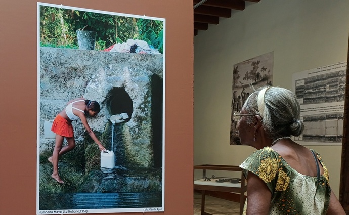 La exposición “Mujeres… del agua a la vida”, reúne diez piezas entre fotografías y obras de artes visuales de diferentes autoras y autores.