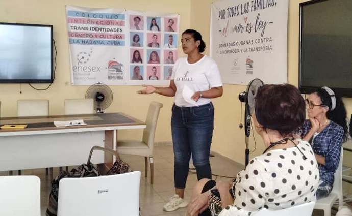 Dalila Martínez Hall, fundadora de la mipyme D’Hall Cuidados, señaló que colocar a personas trans como cuidadoras sigue siendo difícil: “Los ancianos y sus familias, muchas veces, no las aceptan”.