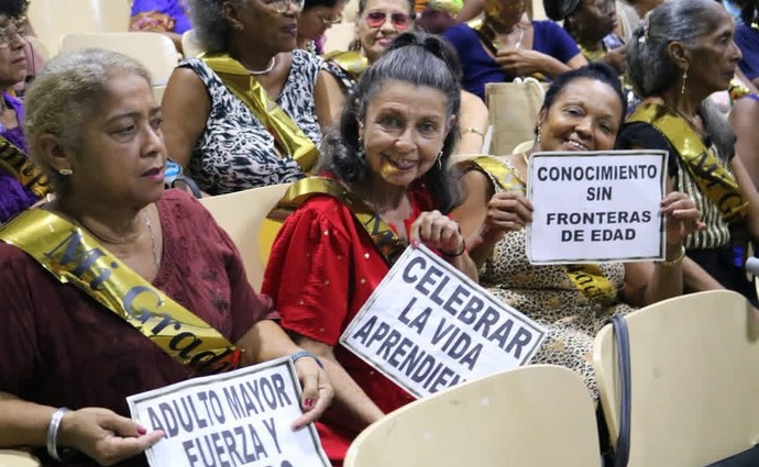 La experiencia de la Cátedra del Adulto Mayor ofrece otra perspectiva sobre la participación de las mujeres en esta etapa de la vida, pues durante sus 26 años de existencia más del 80 por ciento de su matrícula ha sido femenina.